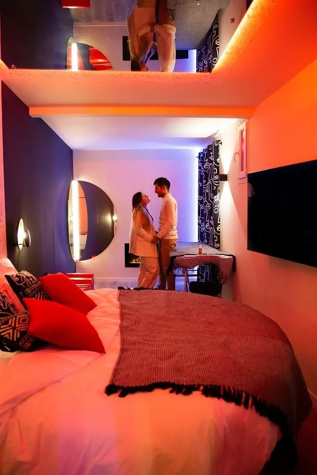 Suite Orion Just For Us à Marseille — 50 m² avec jacuzzi privé, lit rond et table de massage à Marseille