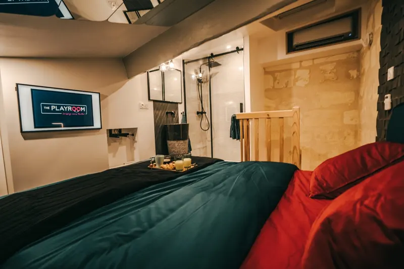 The Playroom à Bordeaux — Trois étages, lit à eau chauffant et salle de jeux privée à Bordeaux