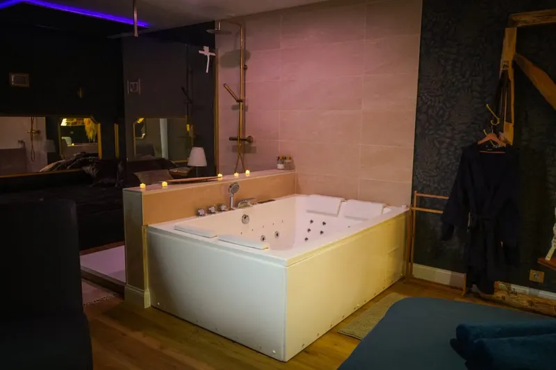 Plaisir Secret à Limoges — Love room privative pour deux à quatre personnes à Limoges