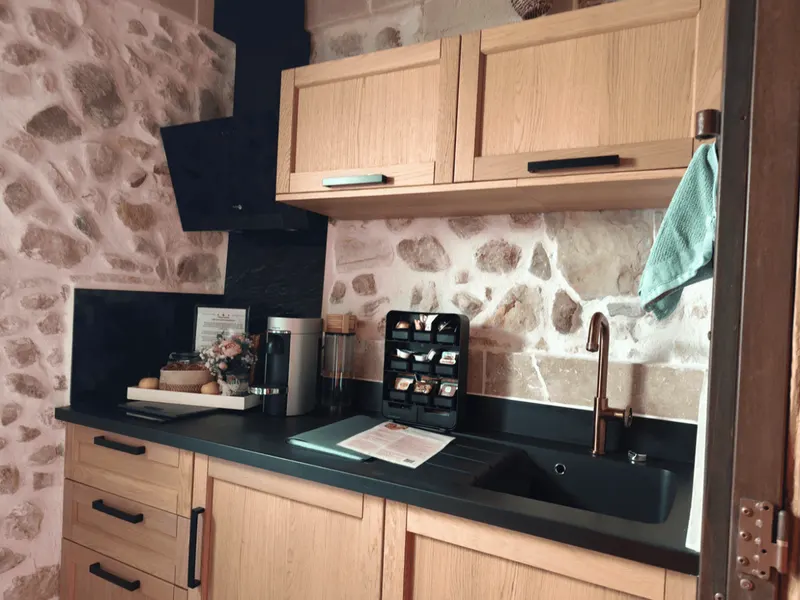 La Tour Secrète à Vinassan — maison sur trois niveaux, jacuzzi et sauna en option à Vinassan
