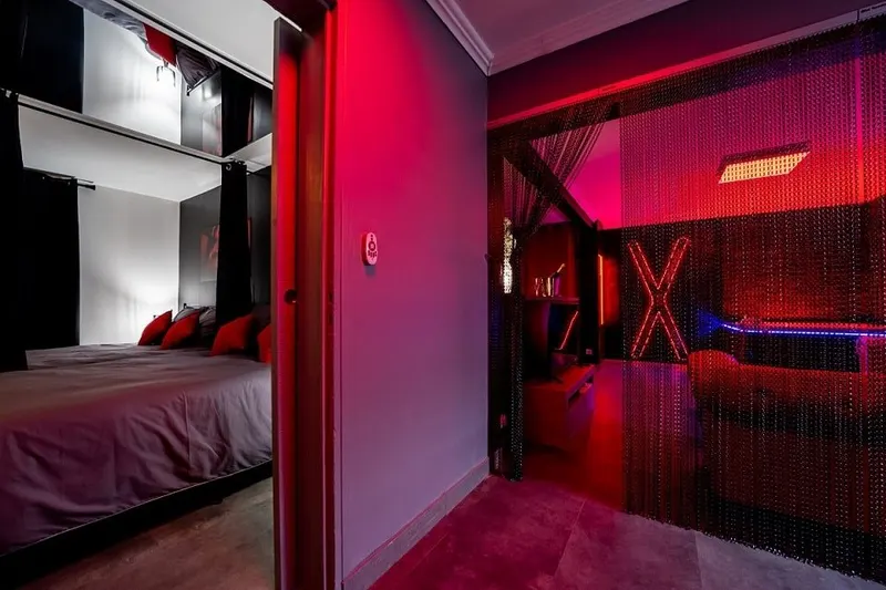 Le Laby à Saujon — love room de 60 m² avec balnéo quatre places pour 2 à 4 adultes à Saujon