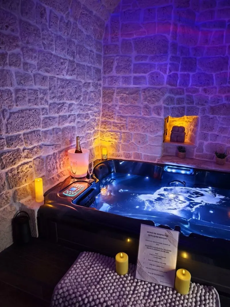 La Tour Secrète à Vinassan — maison sur trois niveaux, jacuzzi et sauna en option à Vinassan