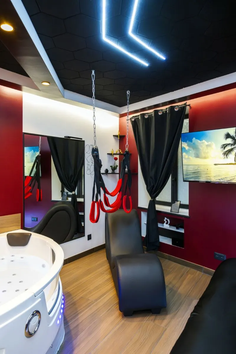 Redroom à Voiron — Spa privatif, miroirs et fauteuil tantra à Voiron