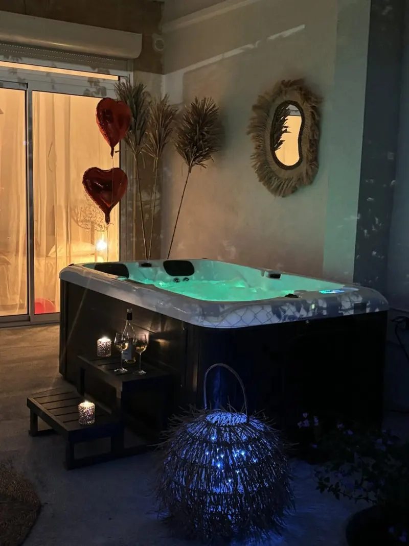 La Cour des Plaisirs à Quissac — appartement de 40 m², jacuzzi privé et espace secret à Quissac