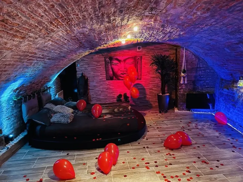 Suite Loveroom à Valenciennes — 80 m², jacuzzi trois places et lit rond sous voûte à Valenciennes