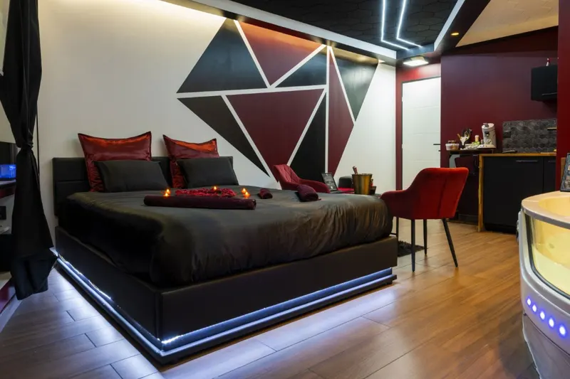 Redroom à Voiron — Spa privatif, miroirs et fauteuil tantra à Voiron