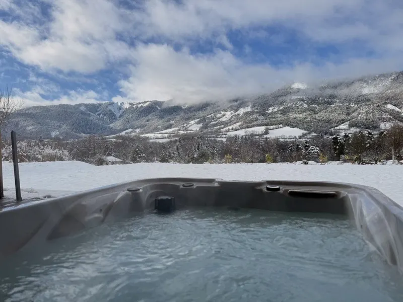 Charda Spa — Chambre avec jacuzzi en terrasse à Seyne à Seyne