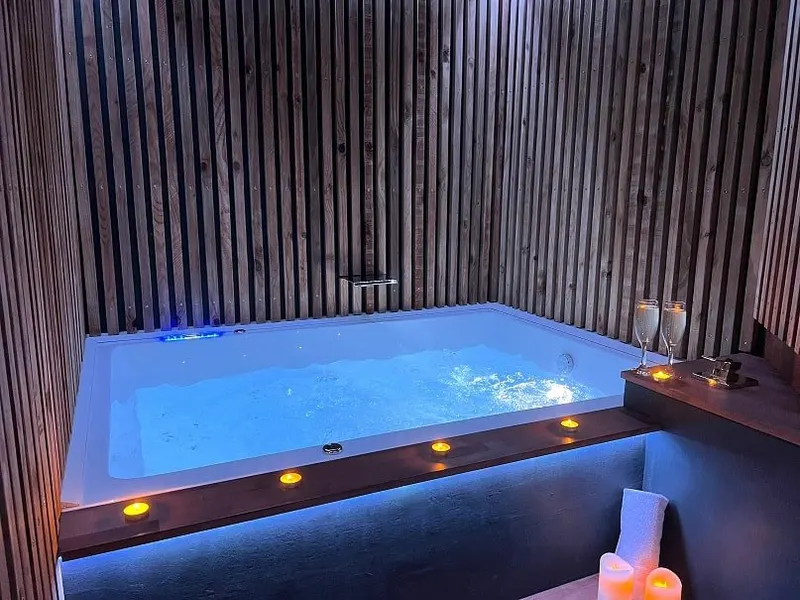 Les Suites B Spa — Suite CineOak à Le Beausset
