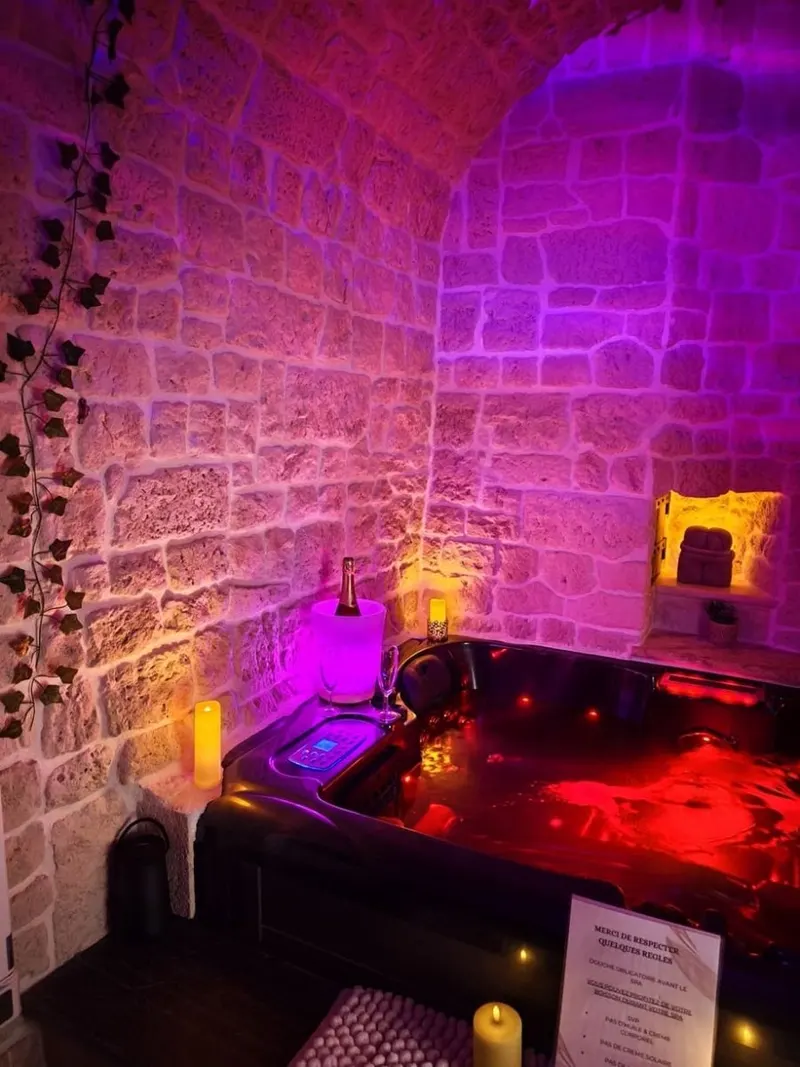 La Tour Secrète à Vinassan — maison sur trois niveaux, jacuzzi et sauna en option à Vinassan