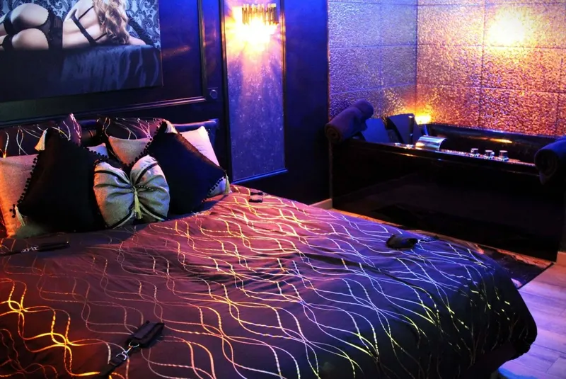 Enjoy Loveroom à Fos-sur-Mer — balnéo deux places et Salon des Plaisirs à Fos-sur-Mer