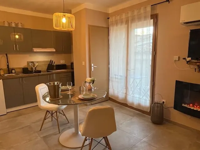 La Tour à Montmeyan — Love room de 55 m² avec balnéo double à Montmeyan