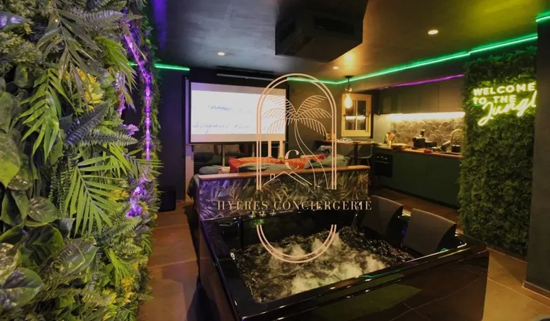 Jungle Love Room Hyères — Balnéo duo et cinéma privé dans 27 m² à Hyères