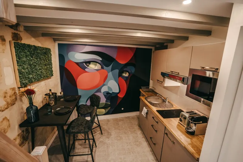 The Playroom à Bordeaux — Trois étages, lit à eau chauffant et salle de jeux privée à Bordeaux