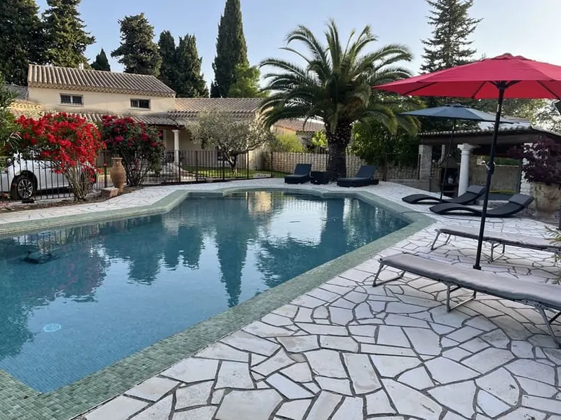 Villa de Jade à Saint-Laurent-des-Arbres — Jacuzzi privé et piscine à Saint-Laurent-des-Arbres