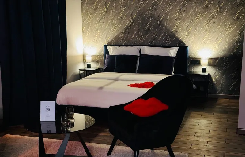 Les Secrets d’Eros à Dax — spa 75 jets, douche sensorielle et suite de 40 m² à Dax