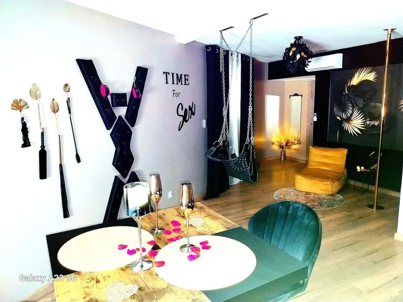 Enjoy Loveroom à Fos-sur-Mer — balnéo deux places et Salon des Plaisirs à Fos-sur-Mer