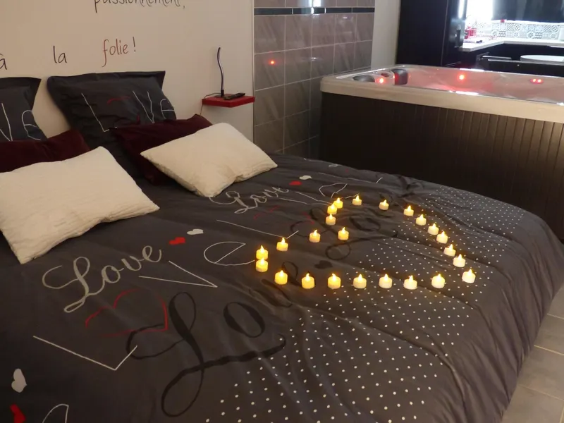 Suite Love Night à Auterive — 45 m² avec jacuzzi privé et écran de 209 cm à Auterive