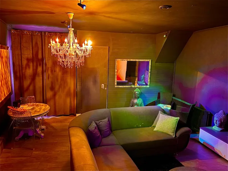 Suite Loveroom à Valenciennes — 80 m², jacuzzi trois places et lit rond sous voûte à Valenciennes