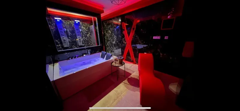 La Tour à Montmeyan — Love room de 55 m² avec balnéo double à Montmeyan