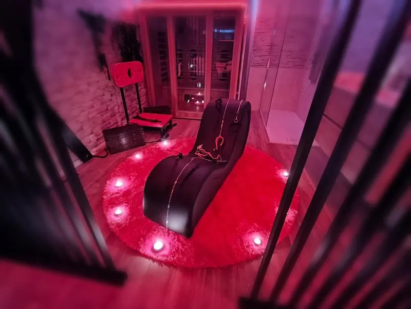 Villa Donuts à Mons — Maison de 85 m², spa, sauna et donjon à Mons