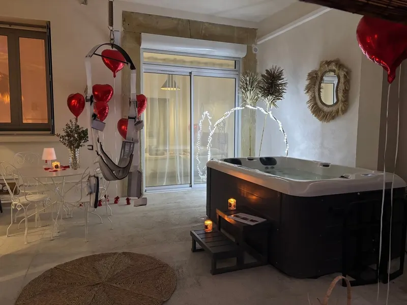 La Cour des Plaisirs à Quissac — appartement de 40 m², jacuzzi privé et espace secret à Quissac