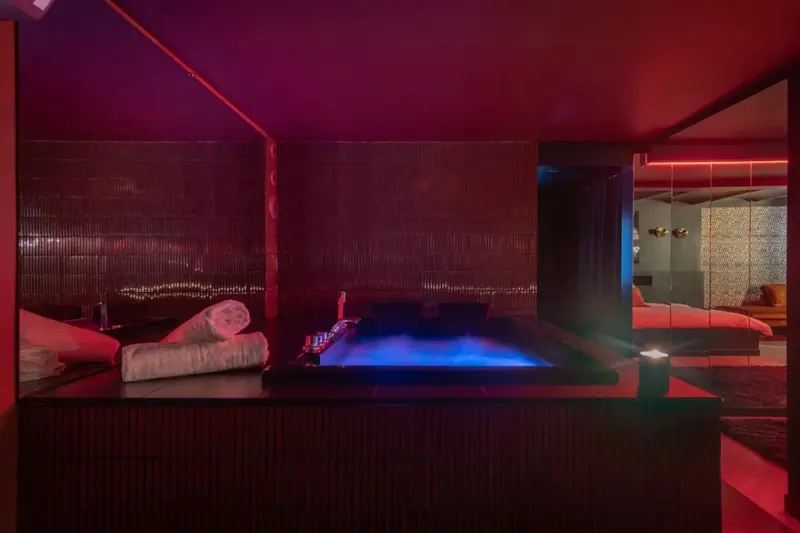 Suite Bandara à Marseille 12e — jacuzzi, jeux de miroirs et king size à Marseille