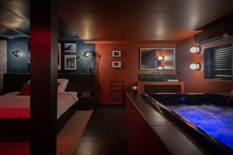 Suite Bandara à Marseille 12e — jacuzzi, jeux de miroirs et king size à Marseille