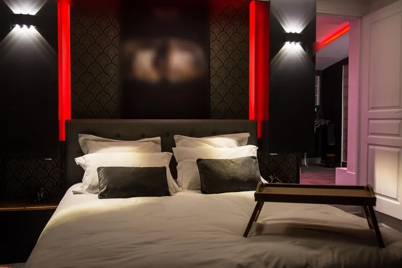 Rêves de Spa — Suite Onyx à Alleins, 35 m² avec spa 71 jets et écran de 3 mètres à Alleins