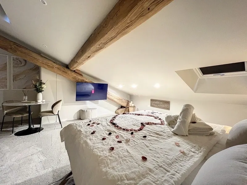 Cocon Blanc câlin - Bain à remous privatif- Love Room à Saint-Étienne