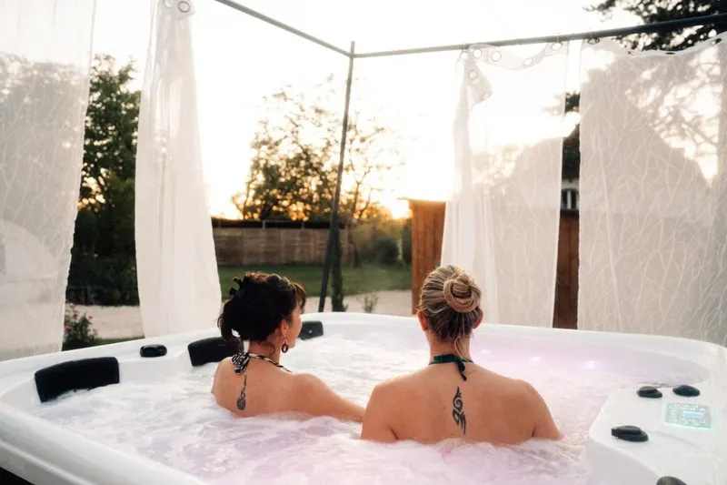 Le Joely à Saint-Sozy — gîte 4 étoiles de 40 m² avec piscine et spa sur réservation à Saint-Sozy