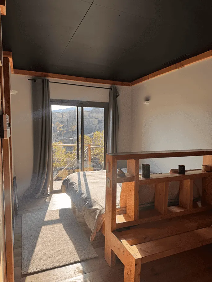 L’Abri du Château à Jarnioux — Spa canadien, sauna et vue sur le château à Jarnioux