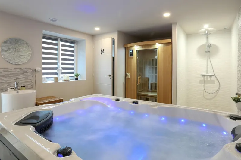 L’Escale Spa à Tréméreuc — Jacuzzi, sauna et lit rond dans 70 m² à Tréméreuc