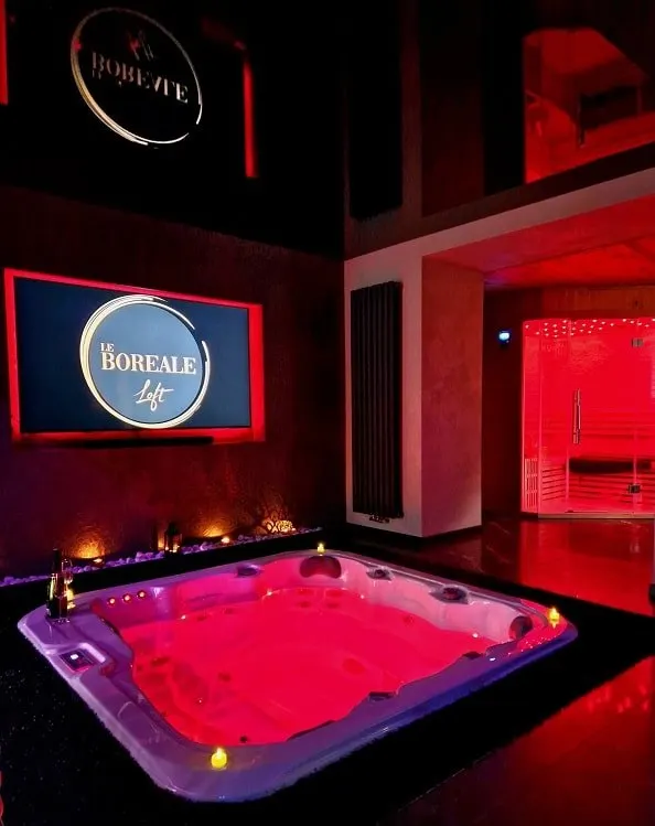 Le Boréale Loft à Mont-Saint-Martin — 150 m², jacuzzi, sauna et écran géant privatifs à Mont-Saint-Martin