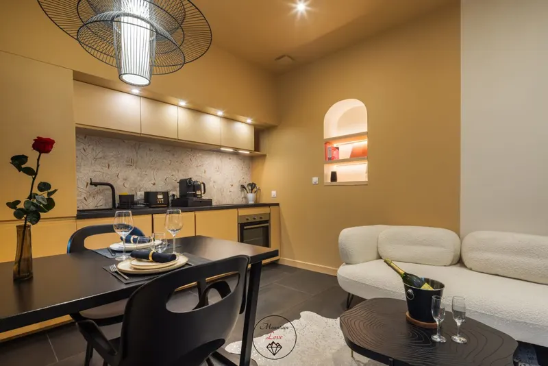 Mountain Love à Saint-Claude — Jacuzzi 42 jets, sauna et pièce secrète dans 60 m² à Saint-Claude