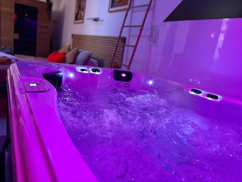 Liberty Walk à Montmorot — jacuzzi et sauna dans un appartement historique de 54 m² à Montmorot