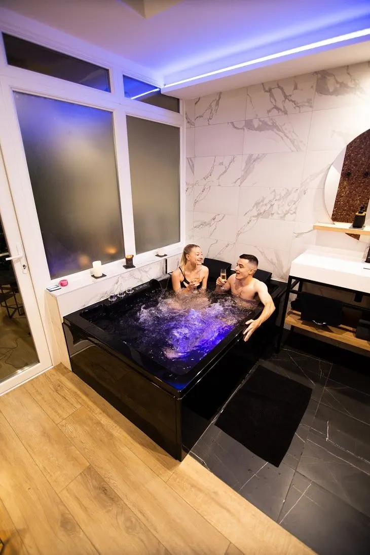 Suite Orion Just For Us à Marseille — 50 m² avec jacuzzi privé, lit rond et table de massage à Marseille