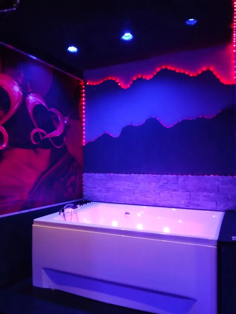 La Love Coquine à Toulon — jacuzzi, sauna et lit king size dans un studio climatisé à Toulon