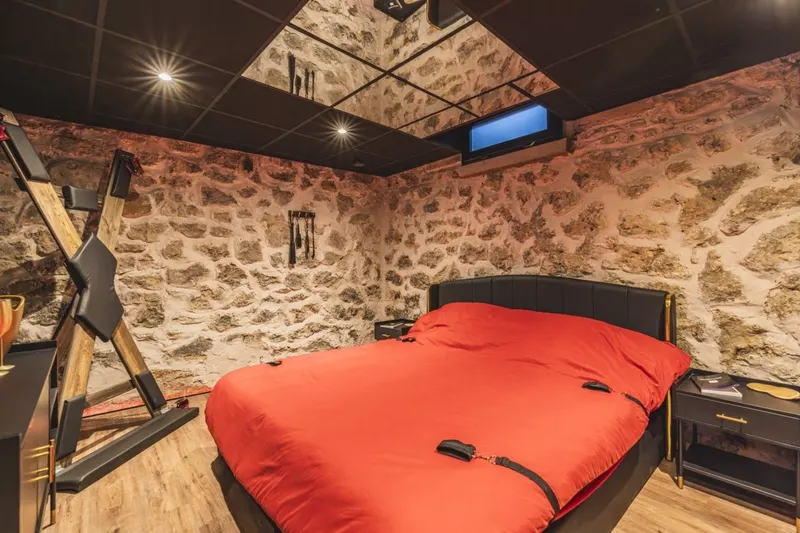 Amsterdam à Reims — love room avec sauna, king size et espace BDSM à Reims