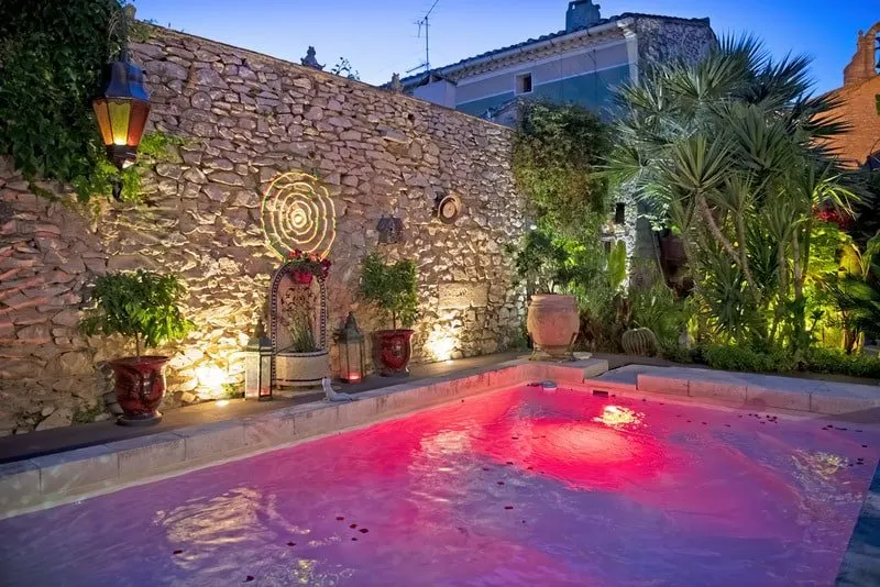 La Clé Secrète — Suite avec jacuzzi et piscine saisonnière à Vergèze à Vergèze