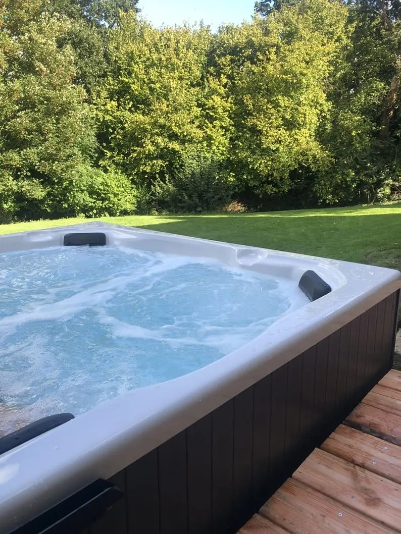 Les Ajoncs à Pédernec — Gîte de 55 m² pour quatre avec spa extérieur à Pédernec