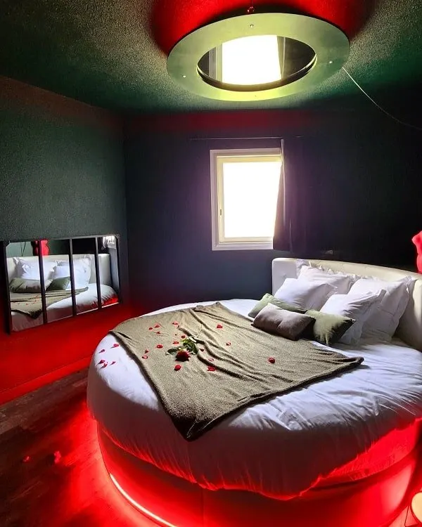 ColorRoom31 à Rouffiac-Tolosan — balnéo 32 jets, lit rond et terrasse cachée à Rouffiac-Tolosan