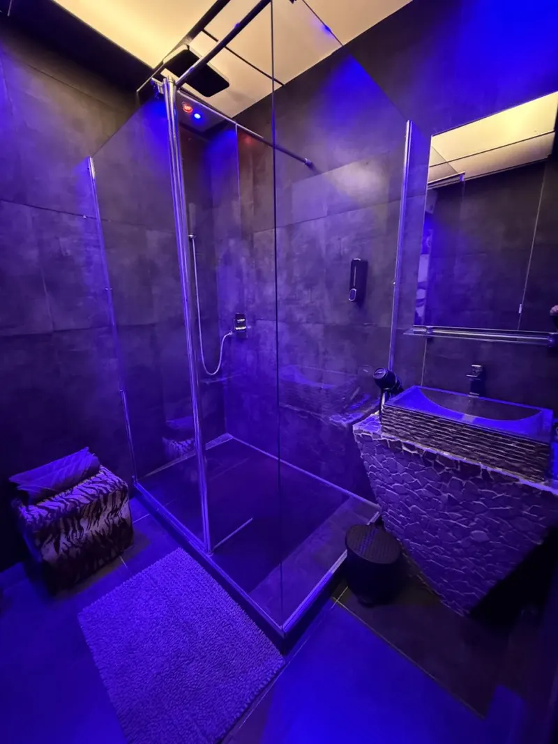 Suite Loveroom à Valenciennes — 80 m², jacuzzi trois places et lit rond sous voûte à Valenciennes