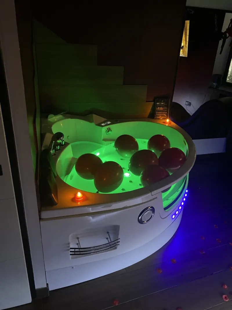 Redroom à Voiron — Spa privatif, miroirs et fauteuil tantra à Voiron