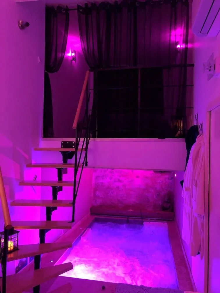 Dreams Love à Orgon — Jacuzzi, hammam et chambre en mezzanine à Orgon