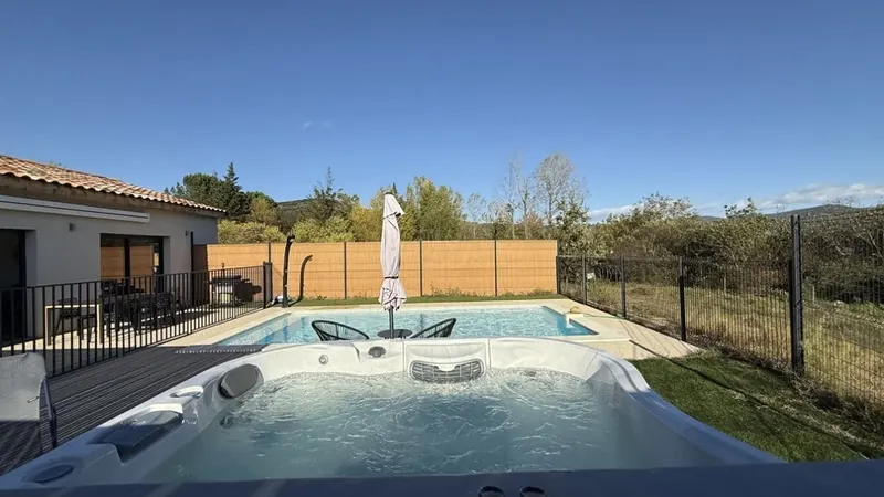 Villa Les Peupliers à Vallon-Pont-d’Arc — piscine chauffée et jacuzzi privés pour 6 à Vallon-Pont-d’Arc