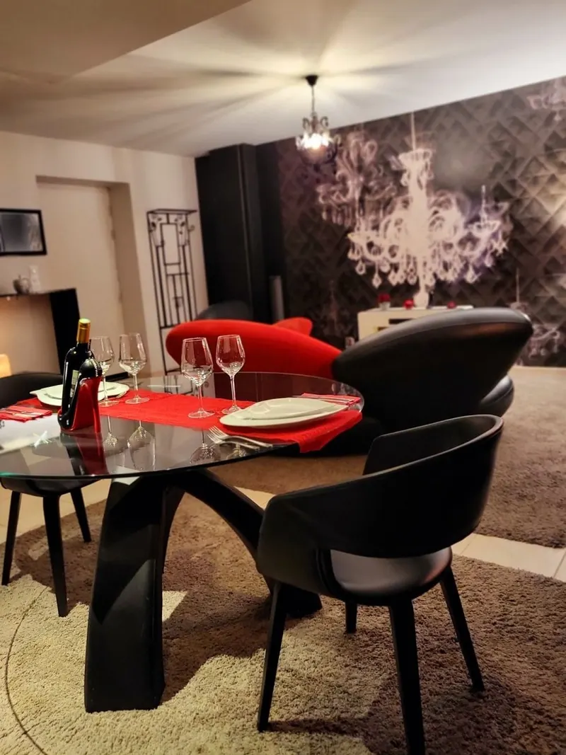 Nuances d’Alcôves à Trévron — love gîte de 140 m² avec spa sous verrière à Trévron