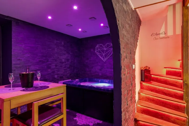 L’AppartOsé à Tresserve — Triplex de 80 m² avec jacuzzi privé et quatre univers à Tresserve