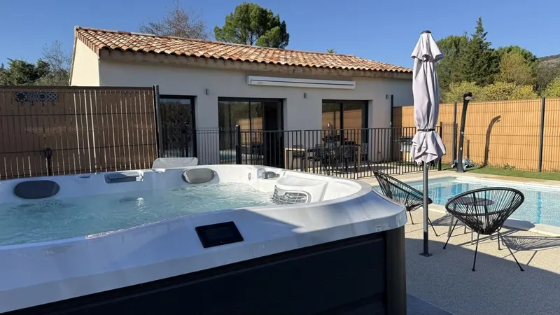 Villa Les Peupliers à Vallon-Pont-d’Arc — piscine chauffée et jacuzzi privés pour 6 à Vallon-Pont-d’Arc