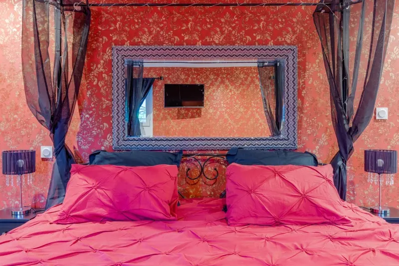 Les Nuances de Mélis à Crémieu — lit king à baldaquin, hammam, jacuzzi et sauna à Crémieu