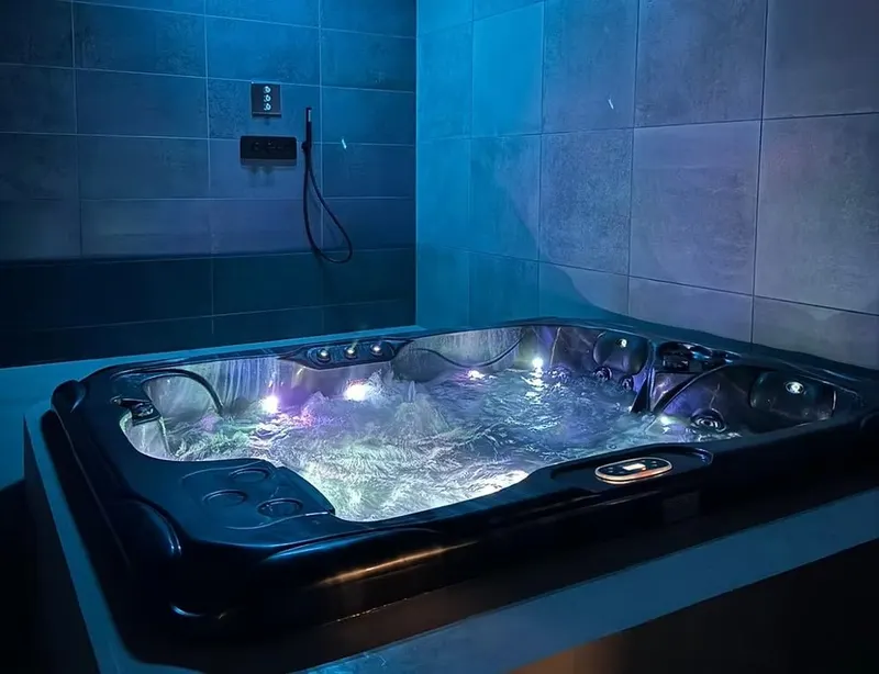 Les Secrets d’Eros à Dax — spa 75 jets, douche sensorielle et suite de 40 m² à Dax